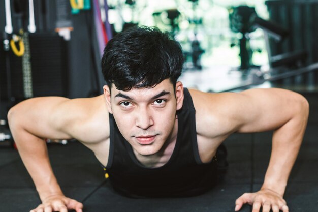 Un homme faisant des pompes au gymnase