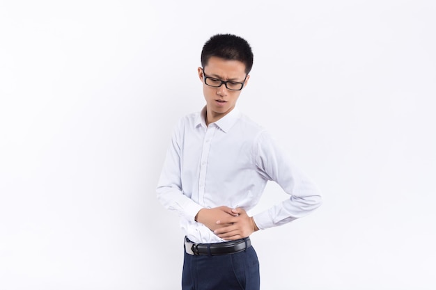 L'homme faisant la posture de la douleur à la taille isolé sur fond blanc