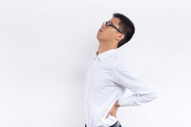 L'homme faisant la posture de la douleur à la taille isolé sur fond blanc