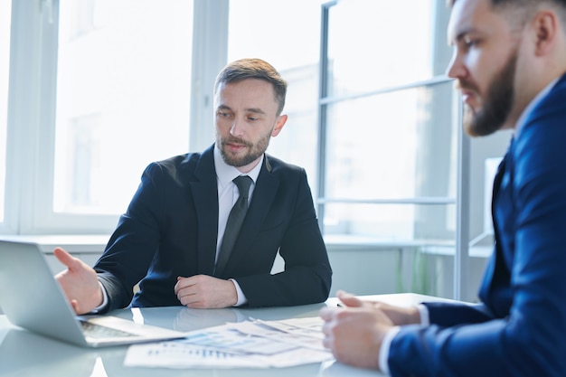 Homme faisant la présentation