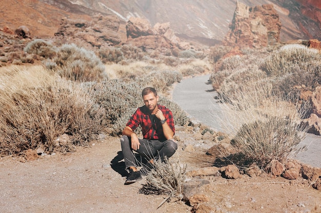 Homme faisant de la randonnée dans les montagnes ou le canyon