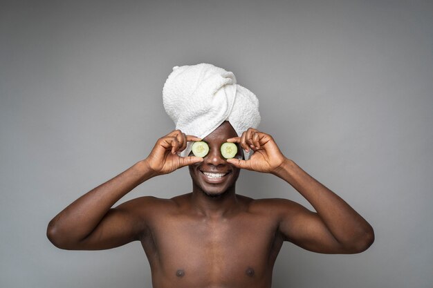 Photo homme faisant la routine de soins personnels