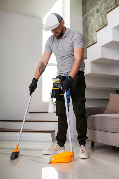 Photo homme faisant un service de nettoyage à domicile professionnel