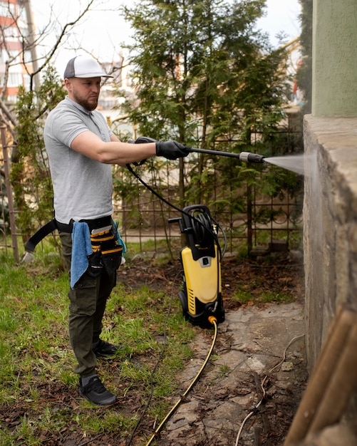 Photo homme faisant un service de nettoyage à domicile professionnel