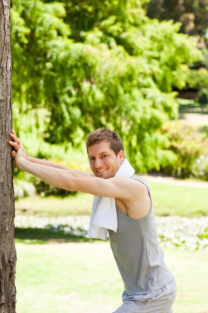 Homme faisant ses étirements dans le parc