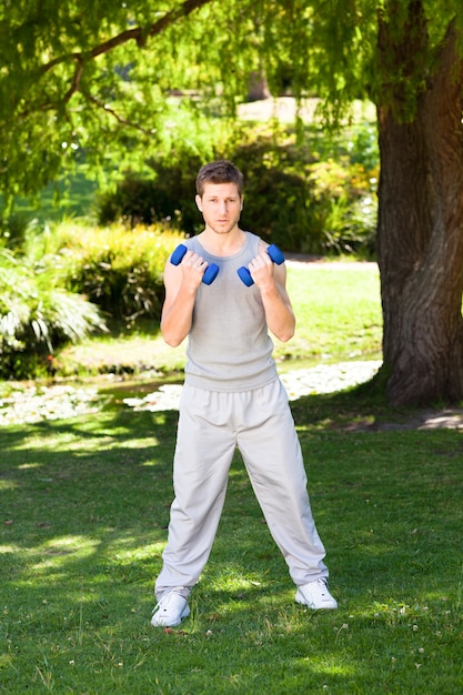 Homme faisant ses exercices dans le parc