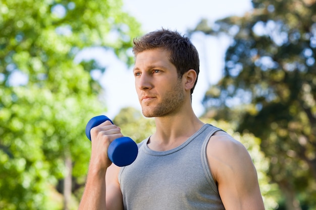 Homme faisant ses exercices dans le parc