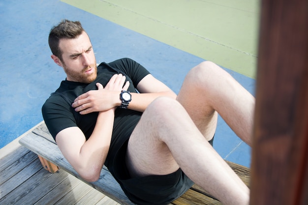 homme faisant des sit-ups dans le parc