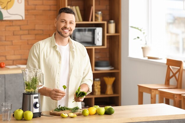 Homme faisant un smoothie sain à la maison