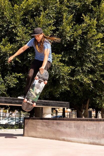 Homme faisant un tour sur skate