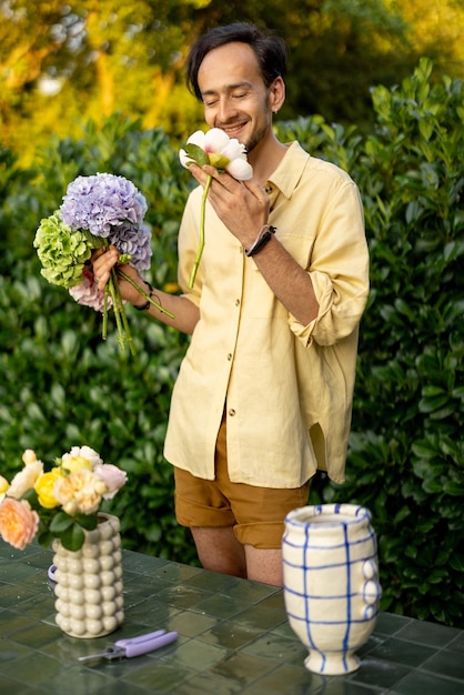 L'homme fait un bouquet dans le jardin