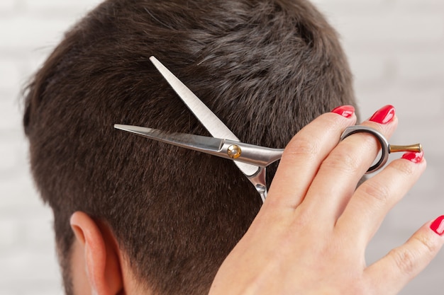 L'homme fait une coupe de cheveux