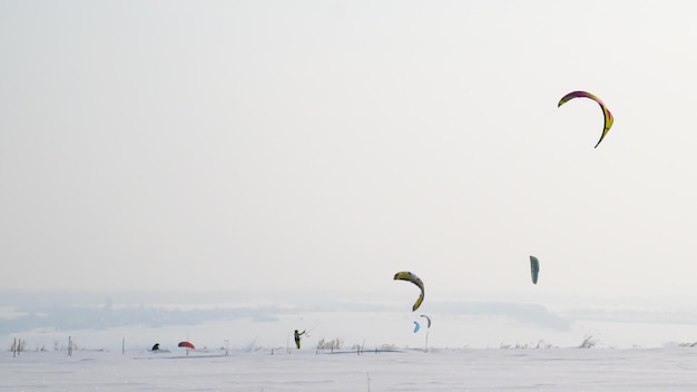 L'homme fait du snowkite sur le terrain