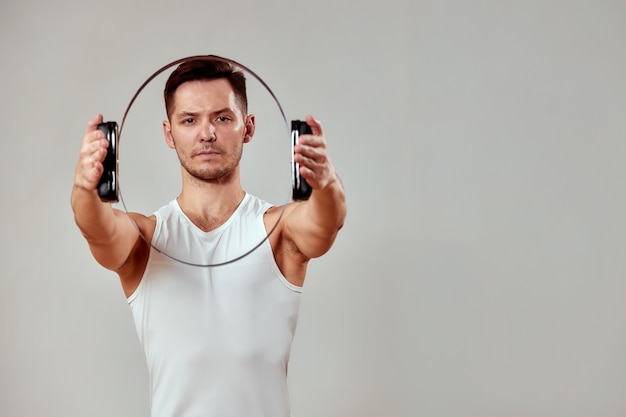 Photo un homme fait des exercices sur un réformateur de pilates réformateurs pour la gymnastique de pilates