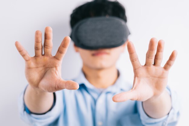 L'homme fait l'expérience des lunettes de réalité virtuelle