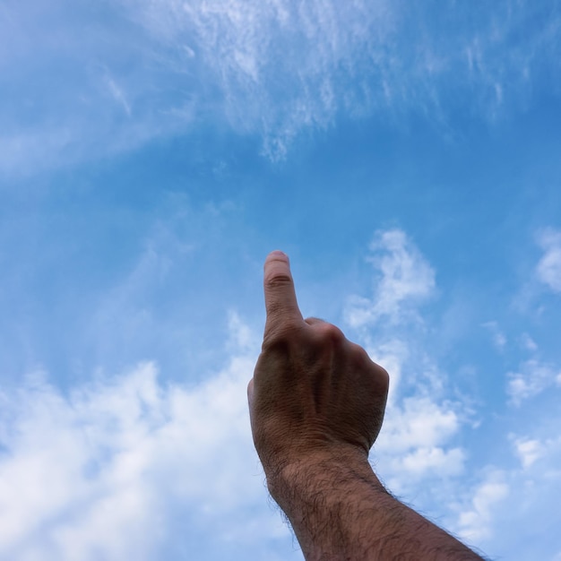 L'homme fait des gestes et atteint le ciel bleu.