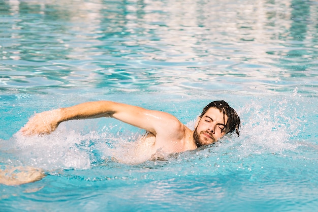 Photo l'homme fait de la natation à l'avant
