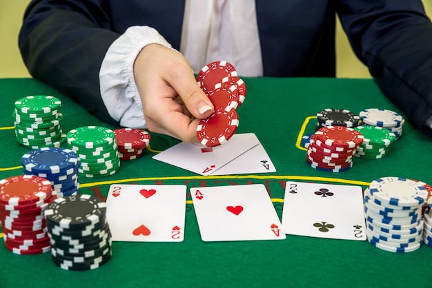 L'homme fait un pari et met un jeton au casino