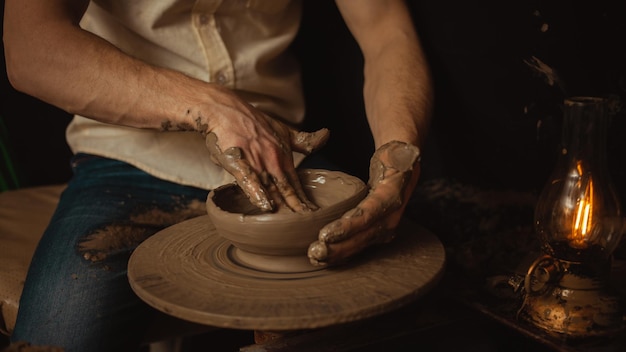 L'homme fait de la plaque dans un atelier de poterie produit en argile atmosphère authentique style de vie de fond