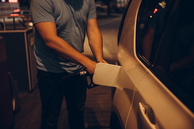 L'homme Fait Le Plein De La Voiture