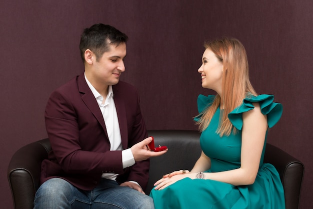 Un homme fait une proposition à une fille