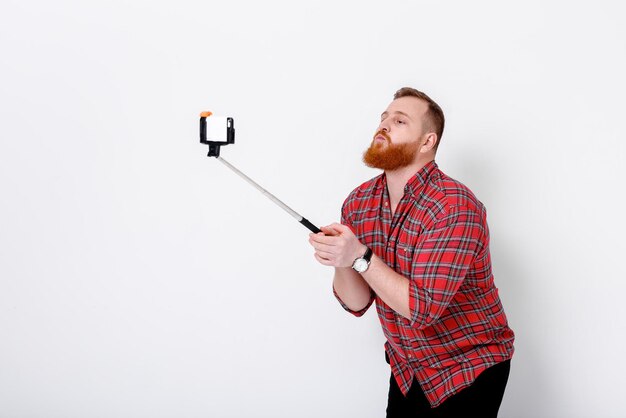 L'homme fait le selfie au téléphone