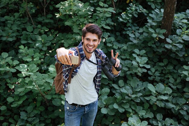 L'homme fait le selfie dans la forêt