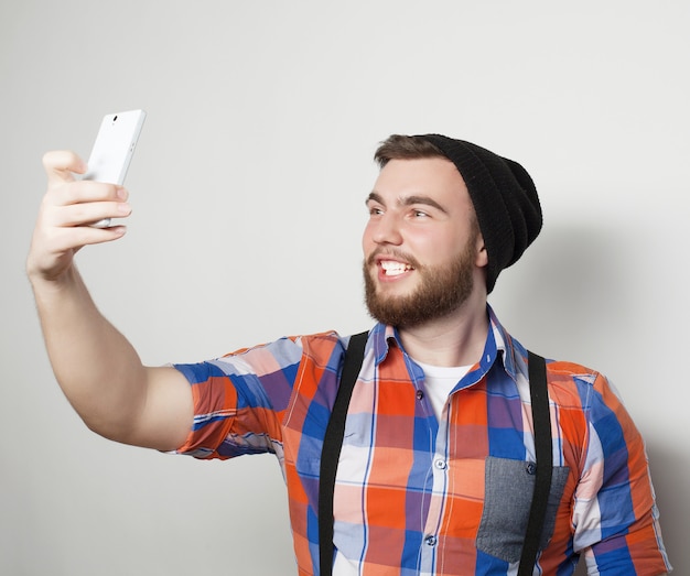 Homme fait selfie drôle