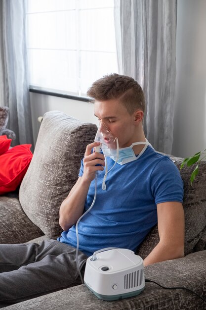 L'homme fait un traitement par inhalation à la maison. Quarantaine