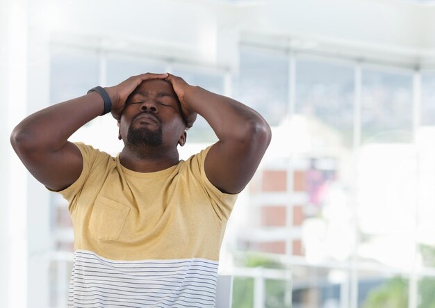 Homme fatigué au bureau avec fond lumineux