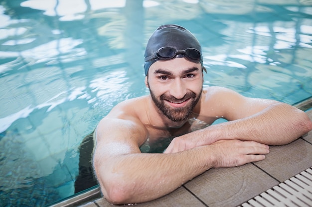 Homme fatigué au repos au bord de la piscine