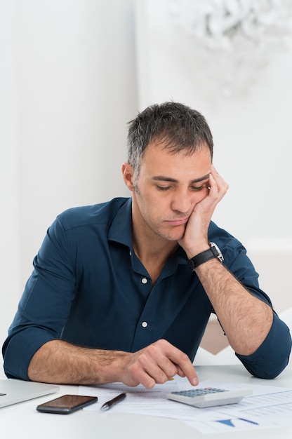 Photo homme fatigué faisant des calculs