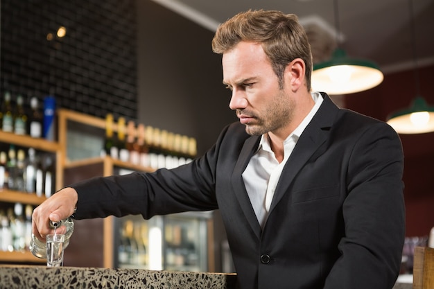 Homme fatigué verser un coup d'alcool