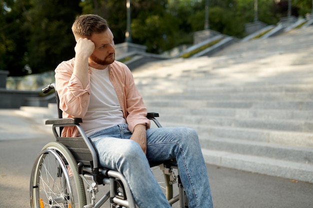 Homme En Fauteuil Roulant Dans Les Escaliers, Problème De Handicap