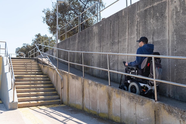 Photo un homme en fauteuil roulant sur la rampe