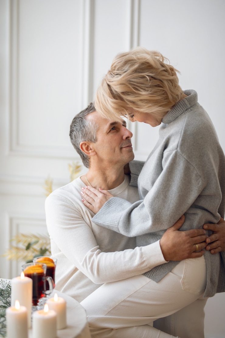 Photo homme et femme adultes boivent du vin chaud à la table de fête