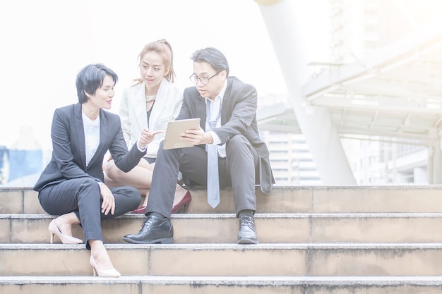 Homme et femme d'affaires parlant de la question