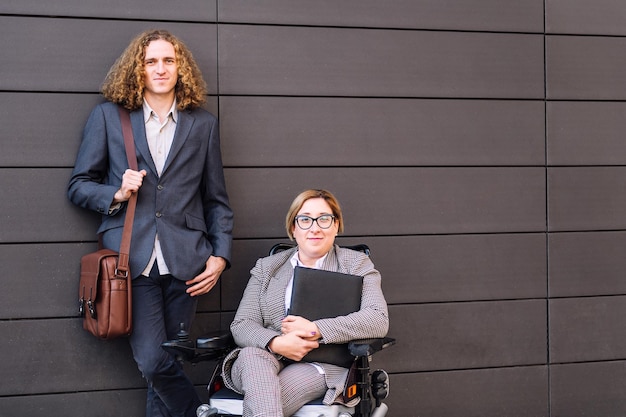 Homme et femme d'affaires souriant en regardant la caméra