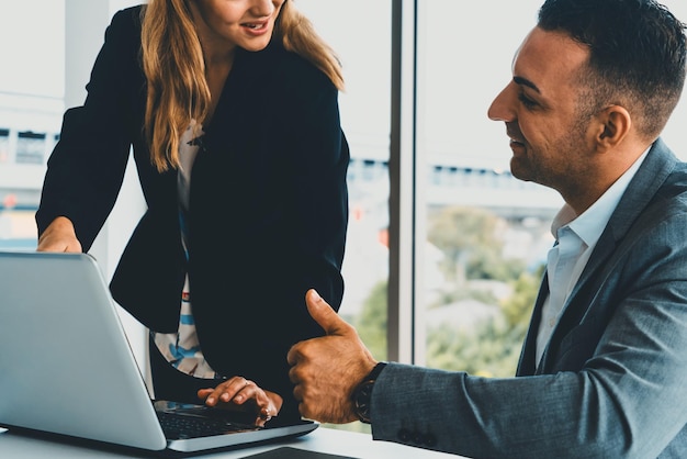 Homme et femme d'affaires travaillant dans des bureaux