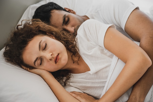 Un Homme Et Une Femme Allongés Sur Un Lit