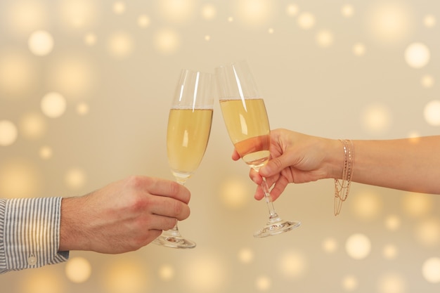 Homme et femme applaudit avec des verres de champagne