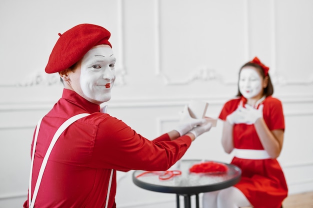 Homme et femme, artistes mime, scène avec cadeau