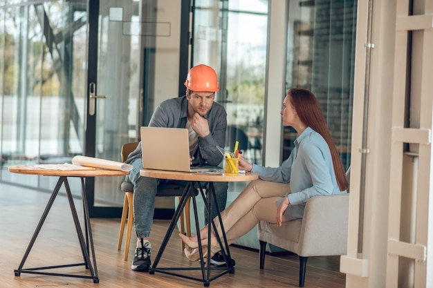 Homme et femme assis au bureau en pensant