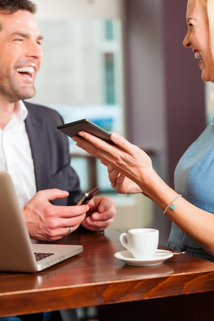 un homme et une femme assis au café