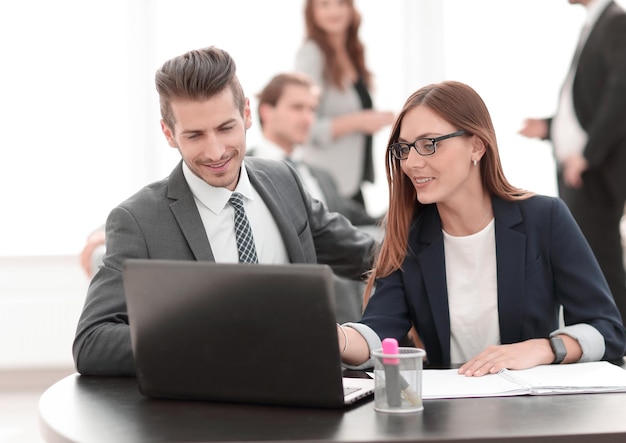 Homme et femme assis à table dans un bureau de coworking