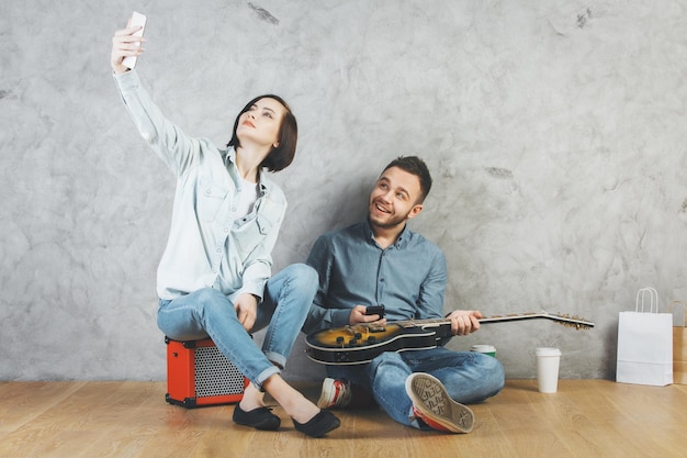 Homme et femme attirants avec la guitare