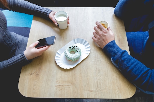 Photo homme et femme au café