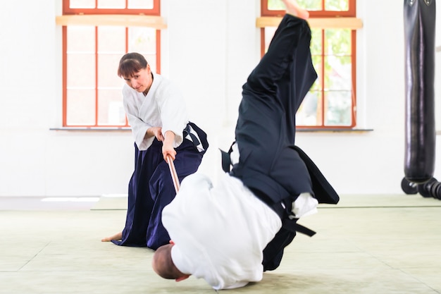 Homme Et Femme Ayant Un Combat De Bâton D'aïkido