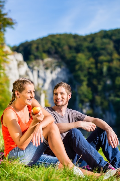 Homme et femme ayant une pause à la rivière