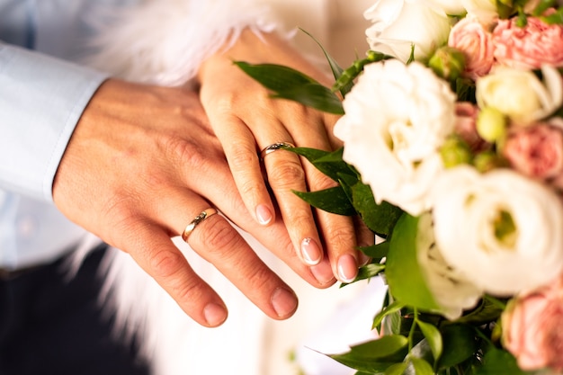 Homme et femme avec bague de mariage main dans la main